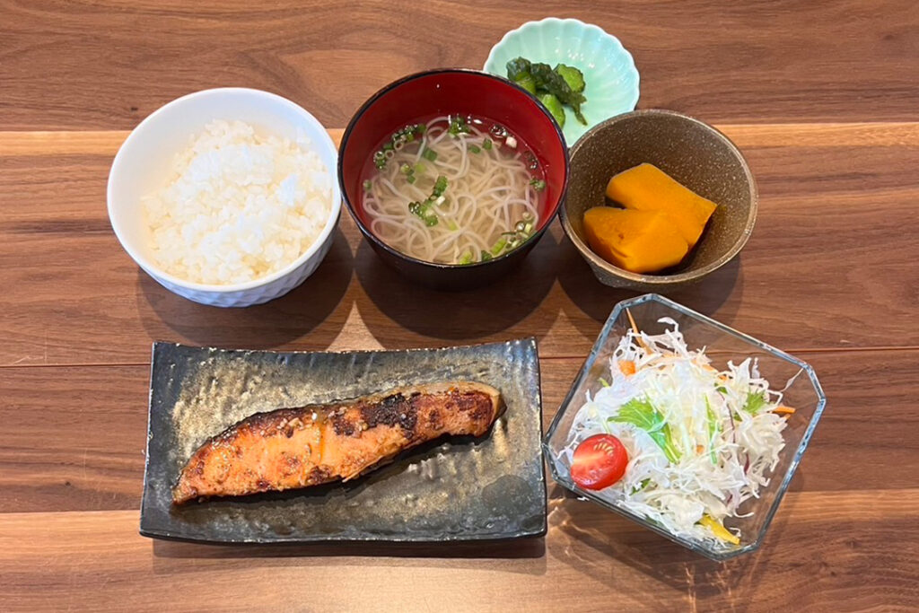 鮭のごま醬油焼き定食。富山県砺波市の定食・居酒屋サンタス食堂のフードメニュー。