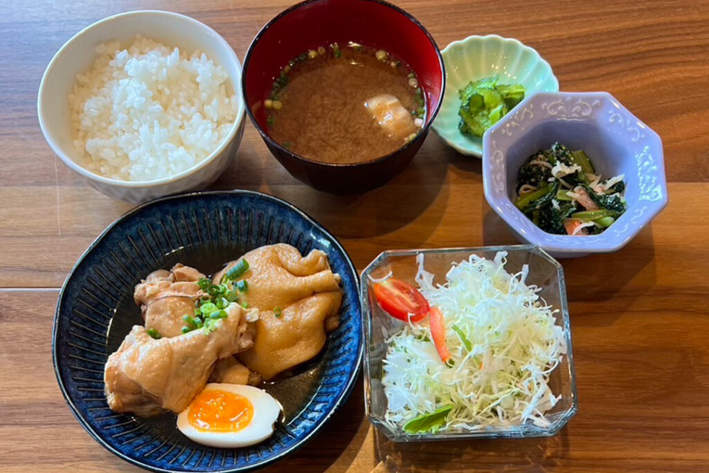 鶏のほろほろ煮定食。富山県砺波市の定食・居酒屋サンタス食堂のフードメニュー。