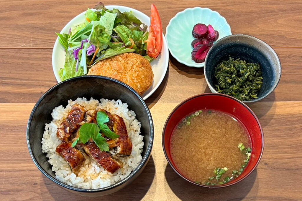 うなぎご飯＆コロッケ定食。富山県砺波市の定食・居酒屋サンタス食堂のフードメニュー。