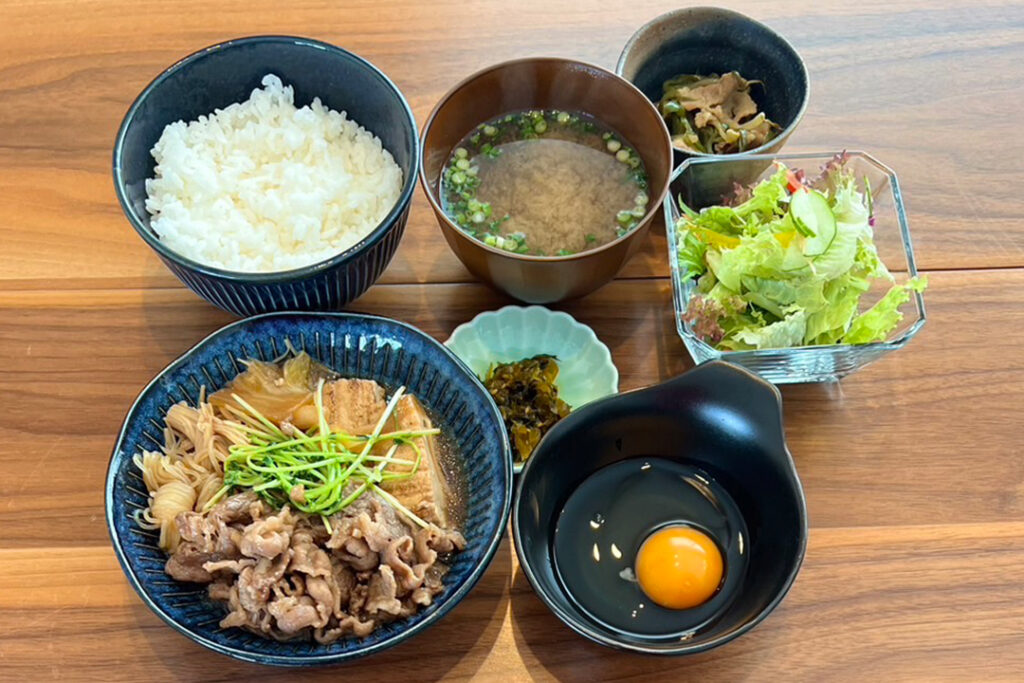 すき煮定食。富山県砺波市の定食・居酒屋サンタス食堂のフードメニュー。