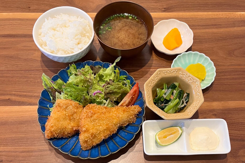 たらのフライ定食。富山県砺波市の定食・居酒屋サンタス食堂のフードメニュー。