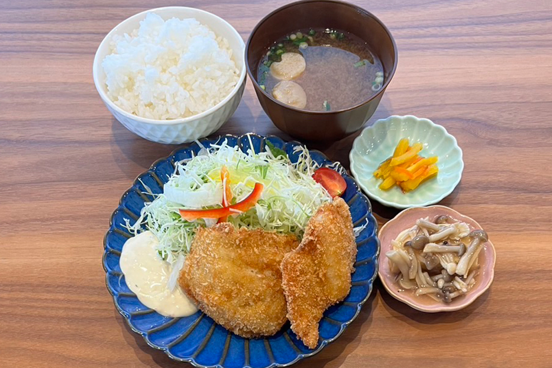 たらのフライ定食。富山県砺波市の定食・居酒屋サンタス食堂のフードメニュー。