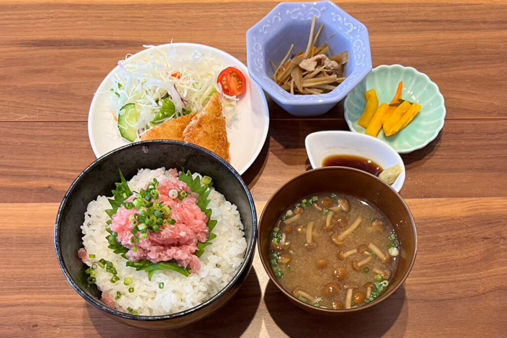 ねぎとろ丼＆イカフライ定食。富山県砺波市の定食・居酒屋サンタス食堂のフードメニュー。