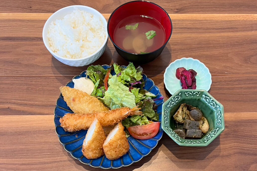 シーフードフライ定食。富山県砺波市の定食・居酒屋サンタス食堂のフードメニュー。