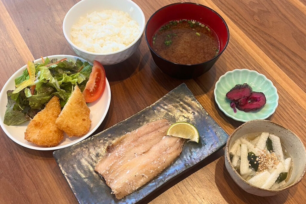 ニシンの塩バター焼定食。富山県砺波市の定食・居酒屋サンタス食堂のフードメニュー。