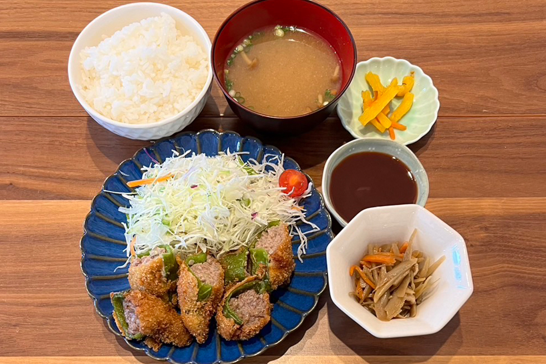 ピーマンの肉詰めフライ定食。富山県砺波市の定食・居酒屋サンタス食堂のフードメニュー。