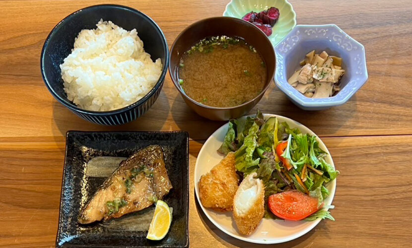 ブリのねぎ塩レモン定食。富山県砺波市の定食・居酒屋サンタス食堂のフードメニュー。