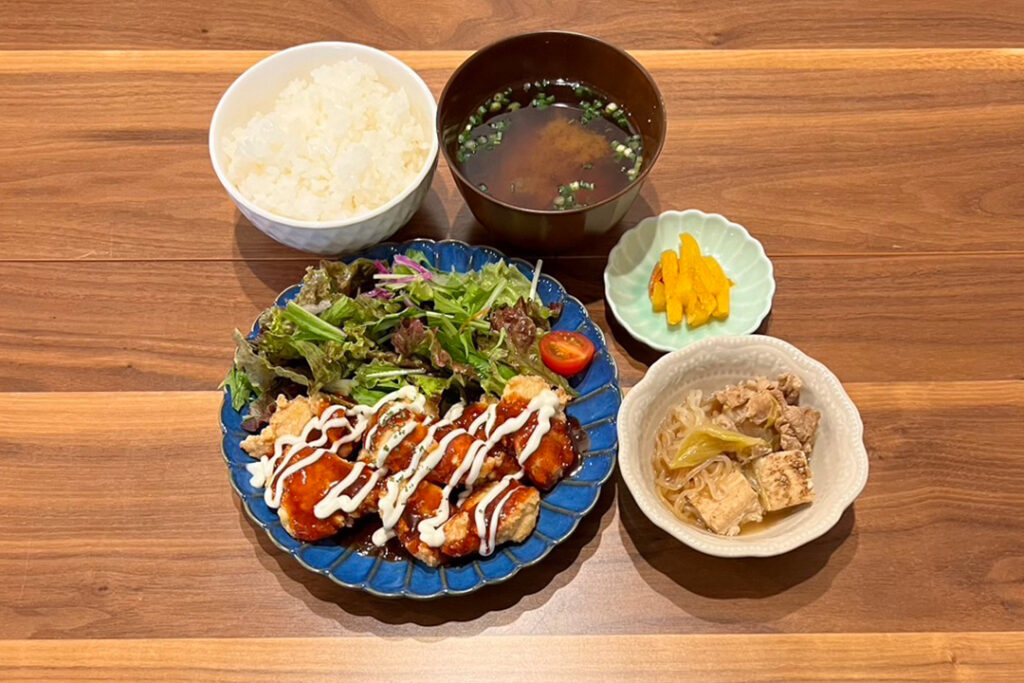 甘辛マヨだれ定食。富山県砺波市の定食・居酒屋サンタス食堂のフードメニュー。