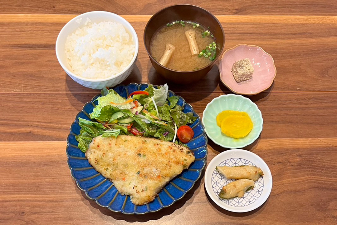 白身魚の香草パン粉焼き定食。富山県砺波市の定食・居酒屋サンタス食堂のフードメニュー。