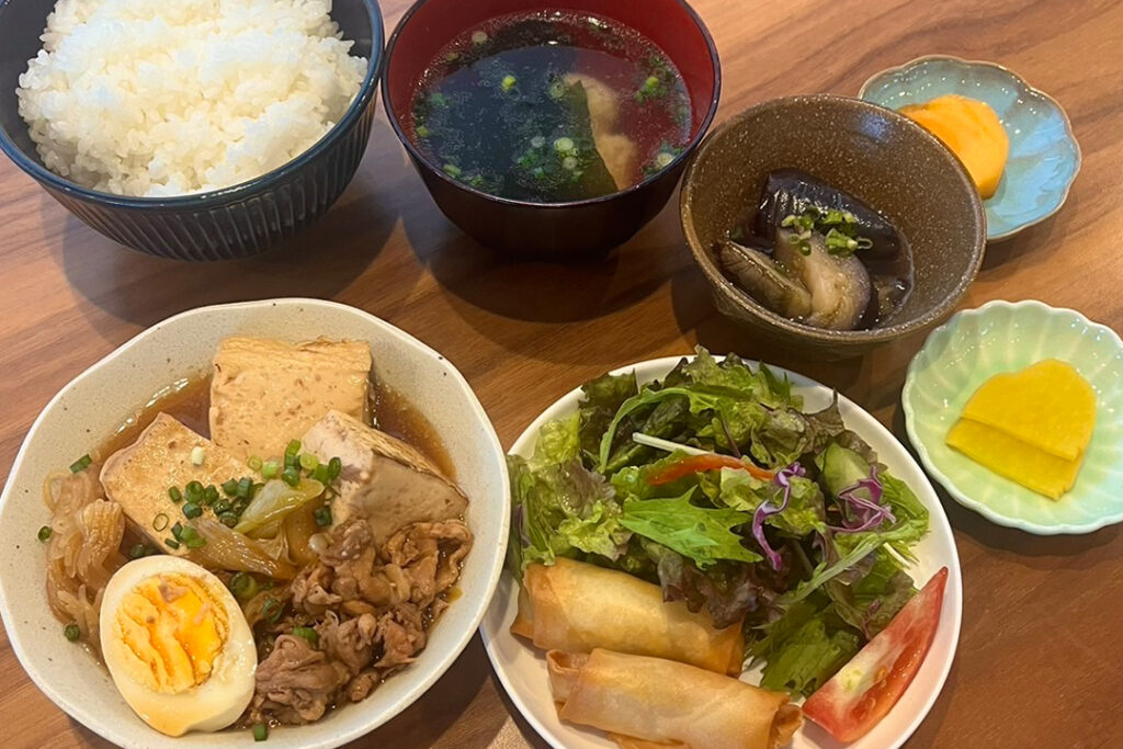 肉豆腐定食。富山県砺波市の定食・居酒屋サンタス食堂のフードメニュー。