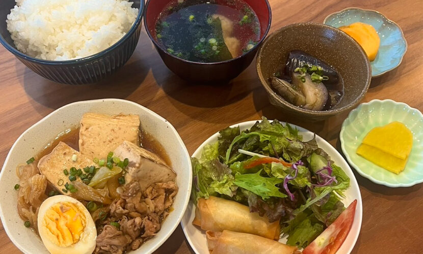 肉豆腐定食。富山県砺波市の定食・居酒屋サンタス食堂のフードメニュー。