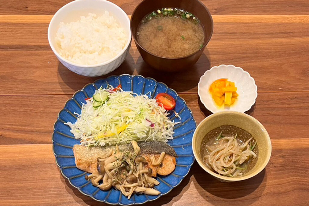 鮭のムニエルきのこソース2定食。富山県砺波市の定食・居酒屋サンタス食堂のフードメニュー。