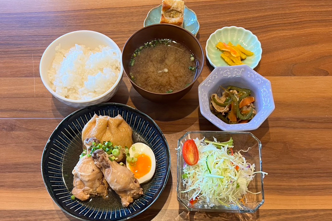 鶏のほろほろ煮とつみれ巾着定食。富山県砺波市の定食・居酒屋サンタス食堂のフードメニュー。