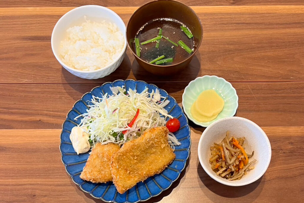 たらのフライ定食。富山県砺波市の定食・居酒屋サンタス食堂のフードメニュー。