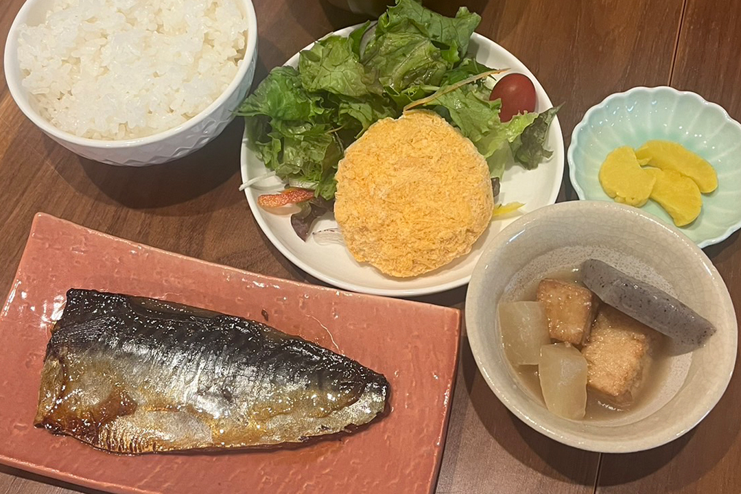 サバの照り焼き定食。富山県砺波市の定食・居酒屋サンタス食堂のフードメニュー。