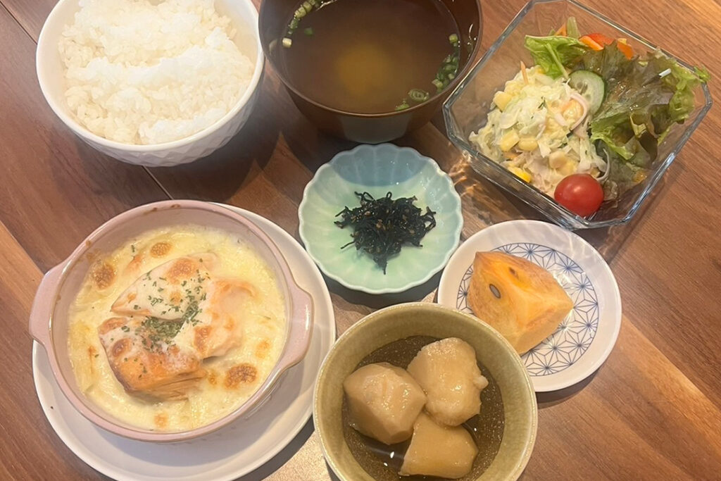 サーモングラタン定食。富山県砺波市の定食・居酒屋サンタス食堂のフードメニュー。