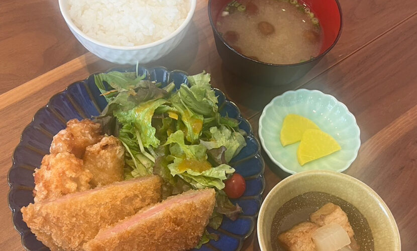 ハムカツと唐揚げ定食。富山県砺波市の定食・居酒屋サンタス食堂のフードメニュー。