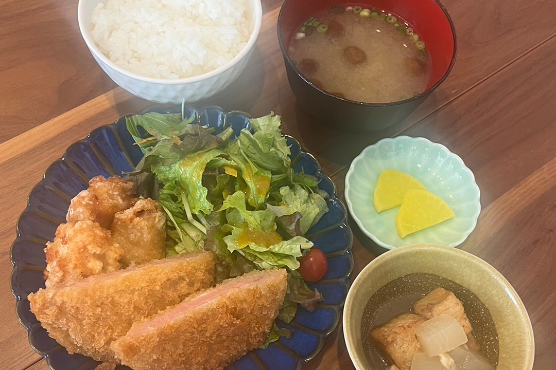 ハムカツと唐揚げ定食。富山県砺波市の定食・居酒屋サンタス食堂のフードメニュー。