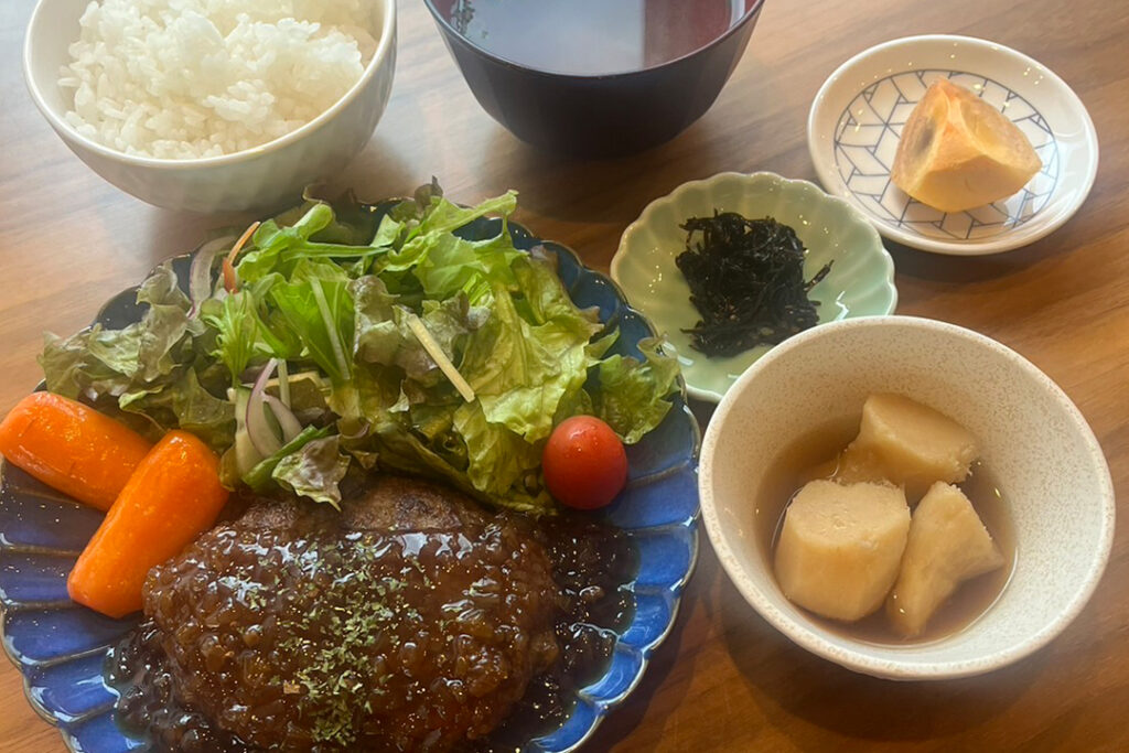 ハンバーグオニポンソース定食。富山県砺波市の定食・居酒屋サンタス食堂のフードメニュー。