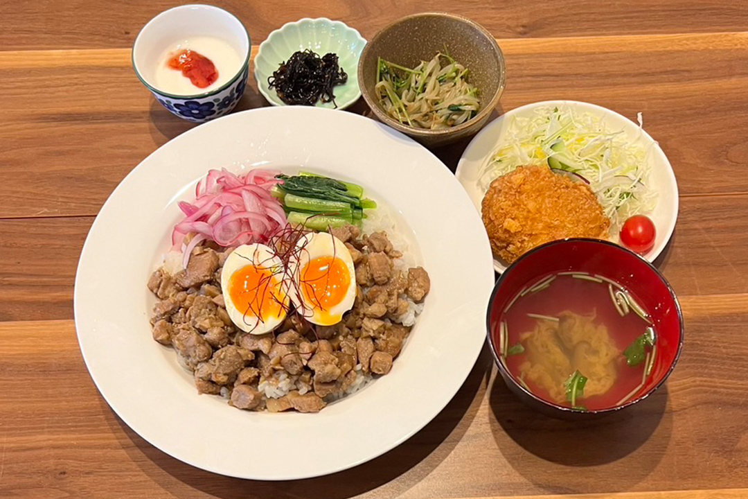 ルーロー飯定食。富山県砺波市の定食・居酒屋サンタス食堂のフードメニュー。