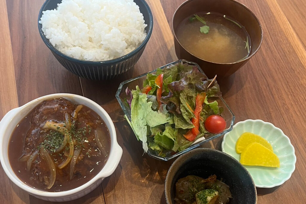 煮込みハンバーグ定食。富山県砺波市の定食・居酒屋サンタス食堂のフードメニュー。