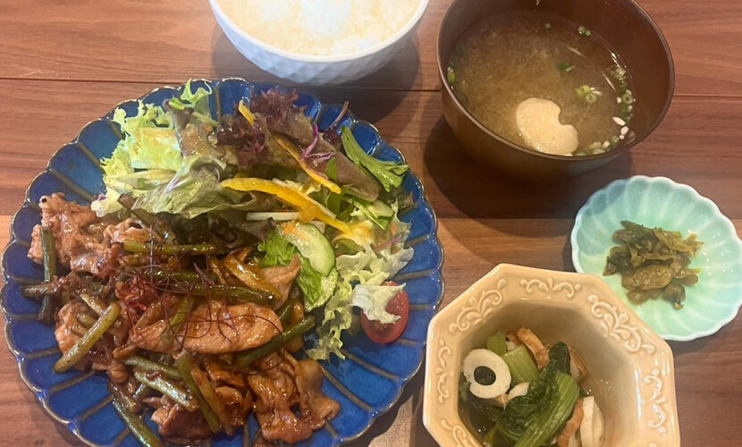 豚とニンニクの芽炒め定食。富山県砺波市の定食・居酒屋サンタス食堂のフードメニュー。