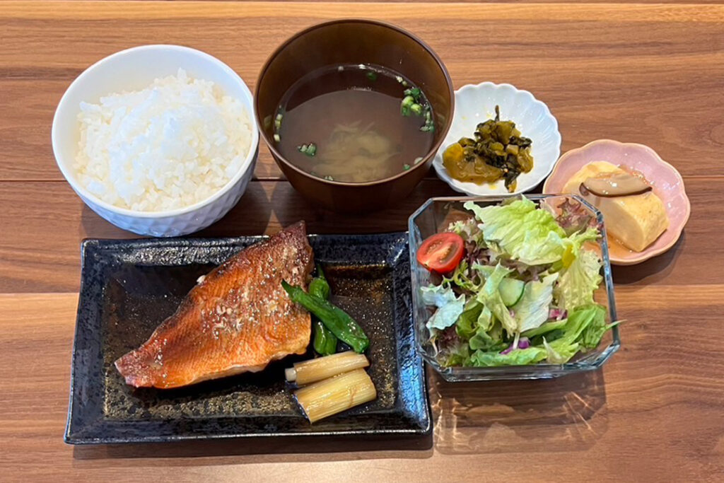 赤魚の煮付け定食。富山県砺波市の定食・居酒屋サンタス食堂のフードメニュー。