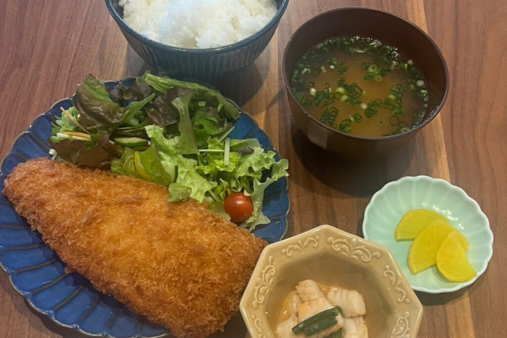 魚のフライ定食。富山県砺波市の定食・居酒屋サンタス食堂のフードメニュー。