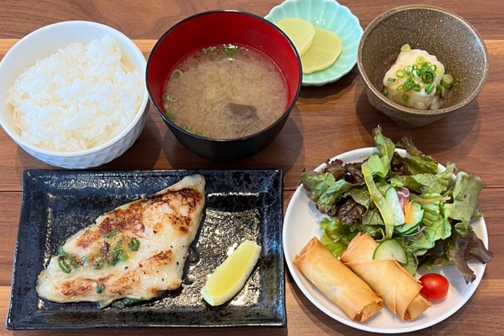 魚の塩レモン焼き定食。富山県砺波市の定食・居酒屋サンタス食堂のフードメニュー。