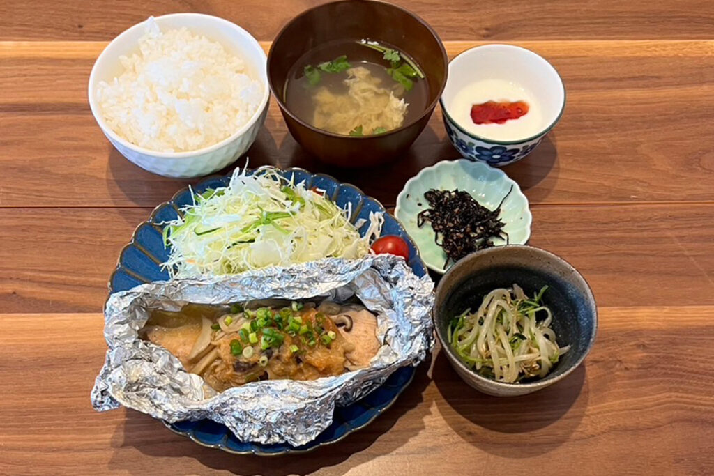 鮭ときのこのホイル焼き定食。富山県砺波市の定食・居酒屋サンタス食堂のフードメニュー。