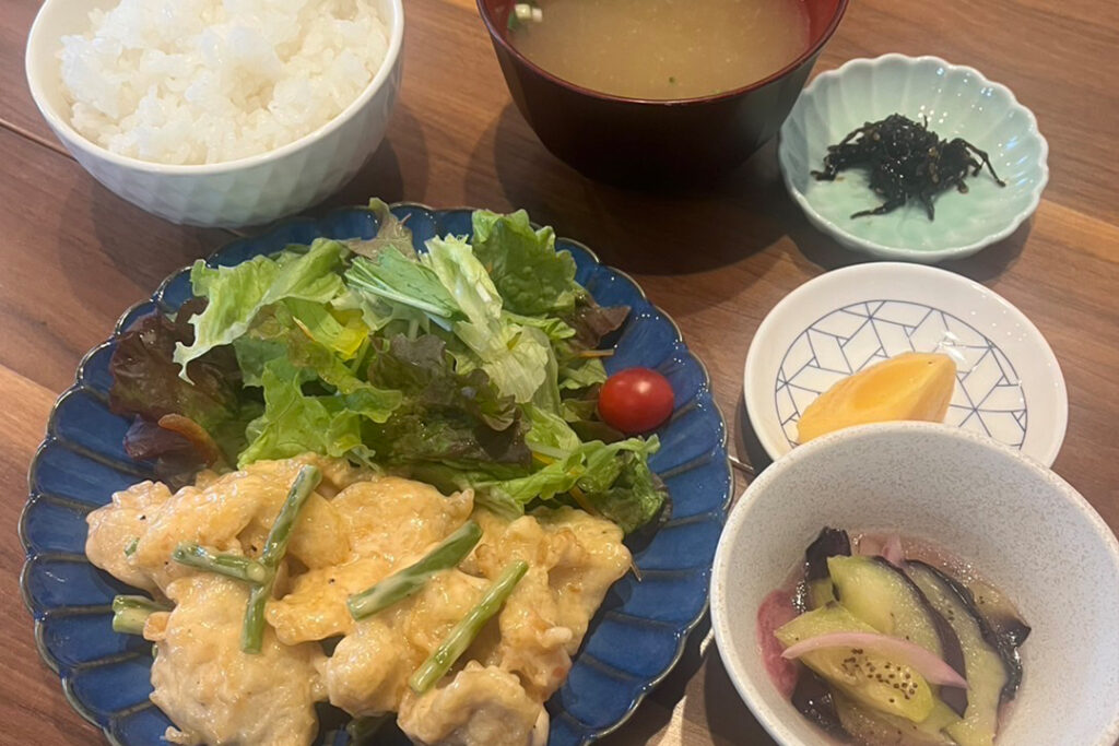 鶏のマヨソース和え定食。富山県砺波市の定食・居酒屋サンタス食堂のフードメニュー。