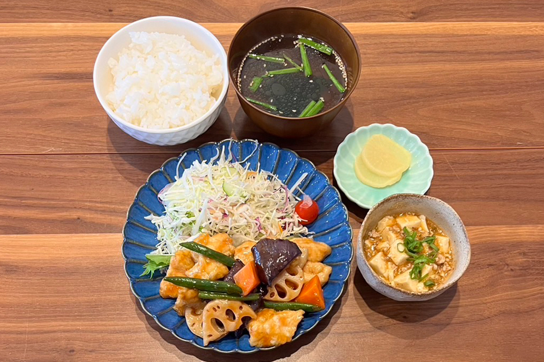 鶏の甘酢あん定食。富山県砺波市の定食・居酒屋サンタス食堂のフードメニュー。