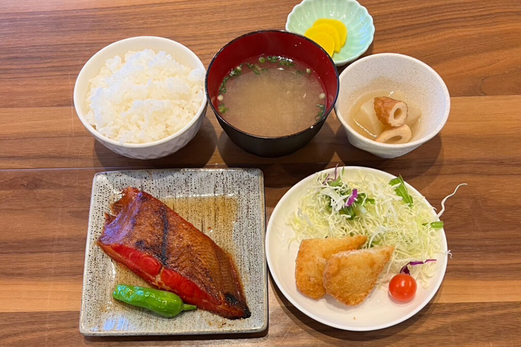 カレイのみりん漬焼定食。富山県砺波市の定食・居酒屋サンタス食堂のフードメニュー。