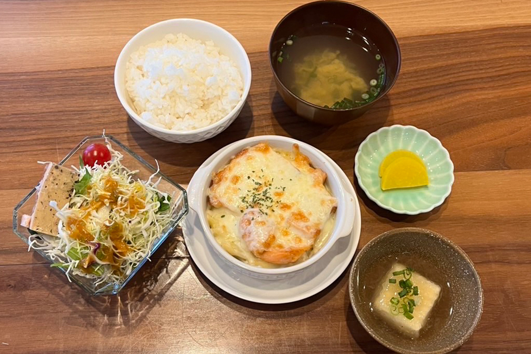 サーモングラタン定食。富山県砺波市の定食・居酒屋サンタス食堂のフードメニュー。