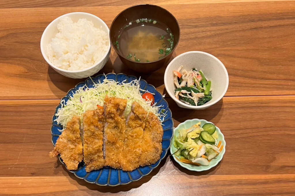 トンカツ定食。富山県砺波市の定食・居酒屋サンタス食堂のフードメニュー。