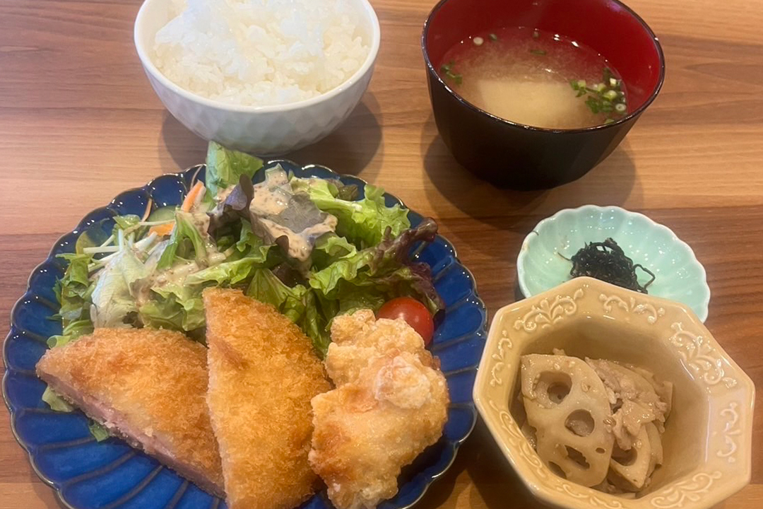 ハムカツと唐揚げ定食。富山県砺波市の定食・居酒屋サンタス食堂のフードメニュー。