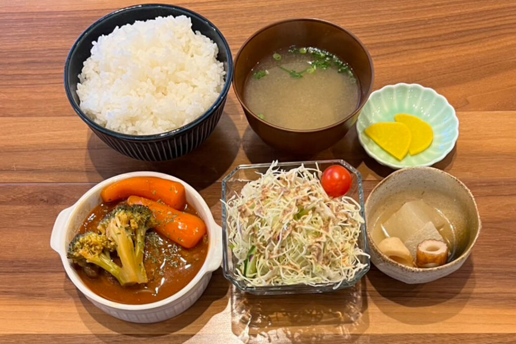 煮込みハンバーグ定食。富山県砺波市の定食・居酒屋サンタス食堂のフードメニュー。