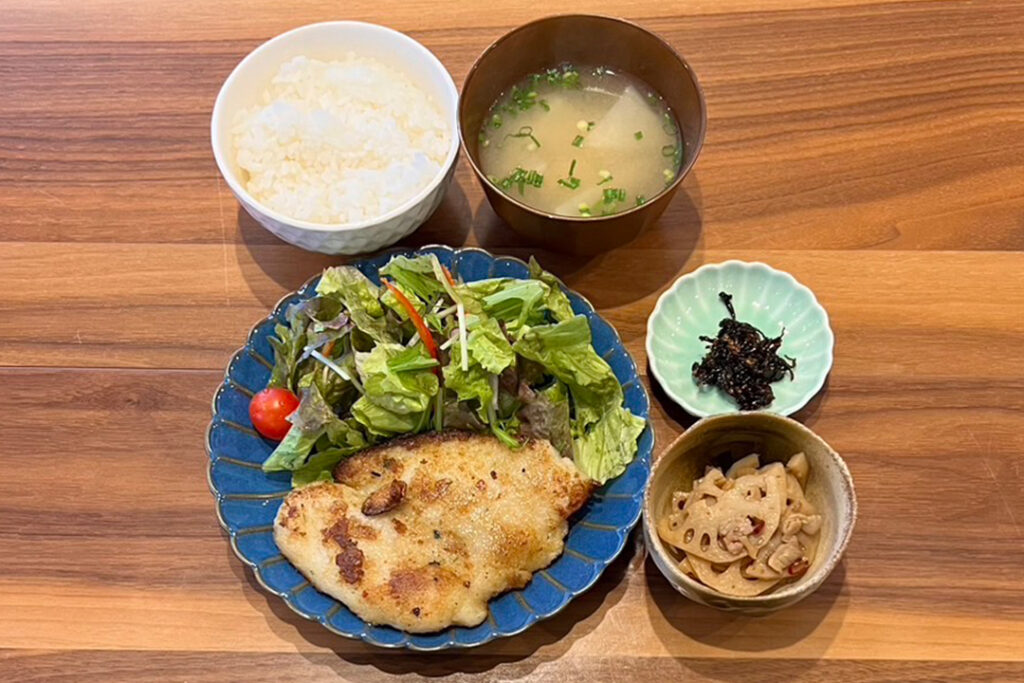 白身魚の香草パン粉焼き定食。富山県砺波市の定食・居酒屋サンタス食堂のフードメニュー。