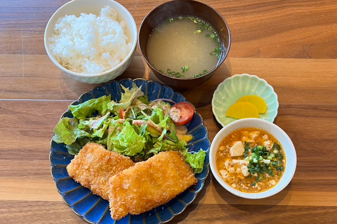 たらのフライ定食。富山県砺波市の定食・居酒屋サンタス食堂のフードメニュー。