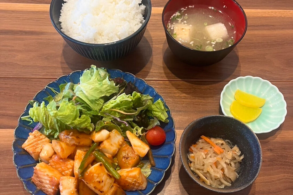 イカのオーロラソース炒め定食。富山県砺波市の定食・居酒屋サンタス食堂のフードメニュー。