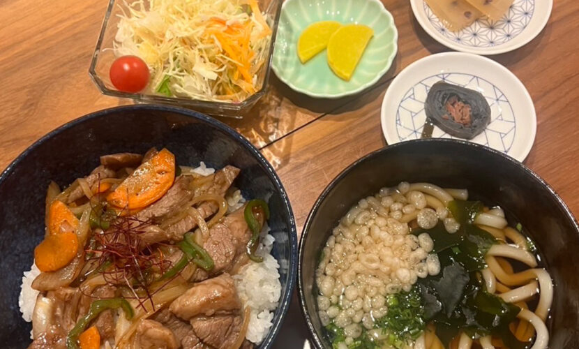 カルビ丼定食。富山県砺波市の定食・居酒屋サンタス食堂のフードメニュー。