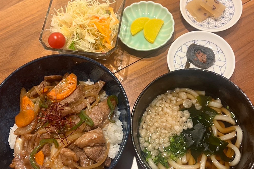 カルビ丼定食。富山県砺波市の定食・居酒屋サンタス食堂のフードメニュー。