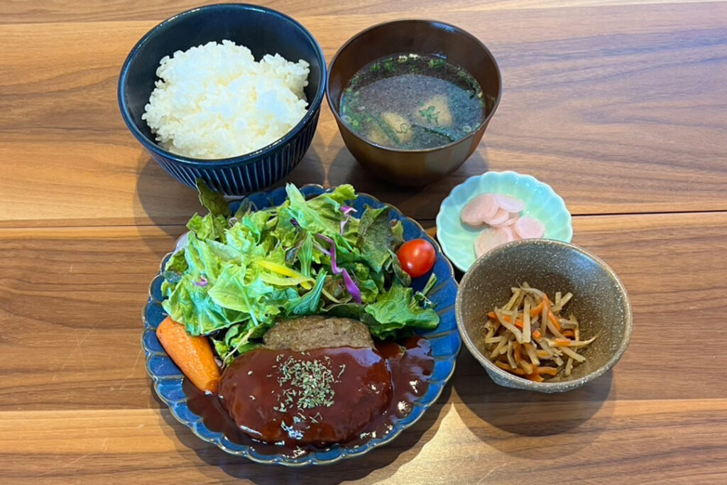 ハンバーグケチャップソース定食。富山県砺波市の定食・居酒屋サンタス食堂のフードメニュー。