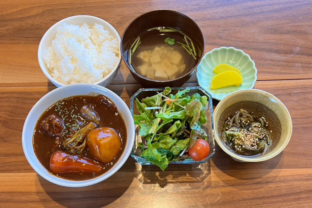 ビーフシチュー定食。富山県砺波市の定食・居酒屋サンタス食堂のフードメニュー。