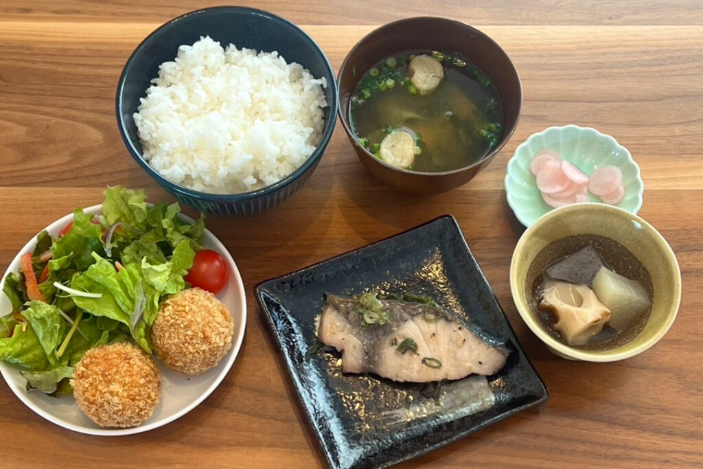 ブリのねぎ塩レモン定食。富山県砺波市の定食・居酒屋サンタス食堂のフードメニュー。