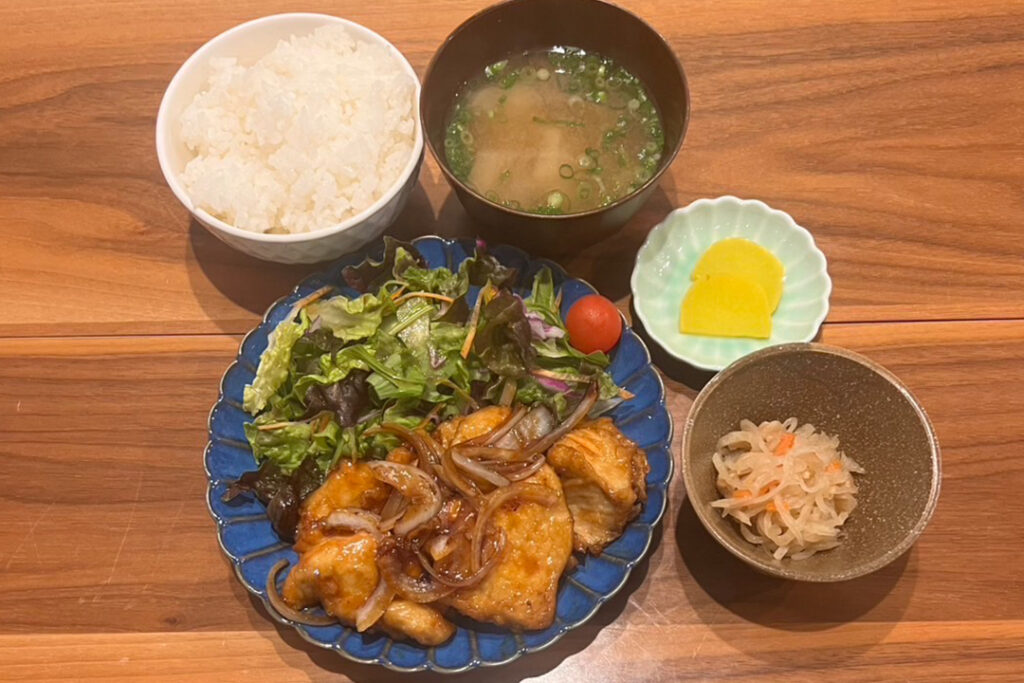 揚げ鶏の生姜だれ定食。富山県砺波市の定食・居酒屋サンタス食堂のフードメニュー。