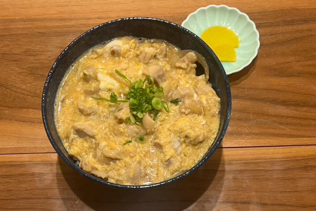 親子丼（ワンコイン）。富山県砺波市の定食・居酒屋サンタス食堂のフードメニュー。