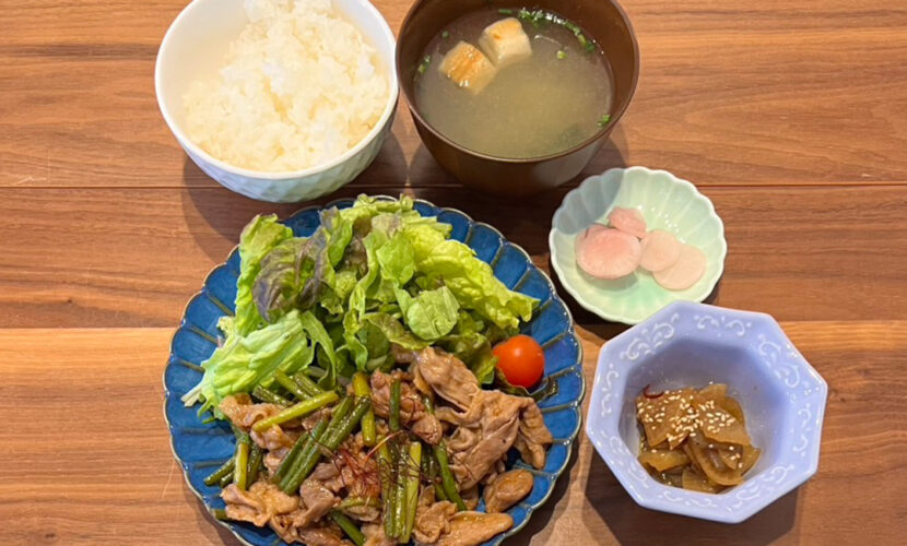 豚肉とニンニクの芽炒め定食。富山県砺波市の定食・居酒屋サンタス食堂のフードメニュー。