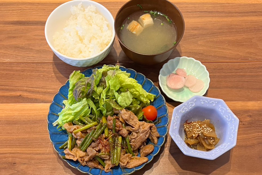 豚肉とニンニクの芽炒め定食。富山県砺波市の定食・居酒屋サンタス食堂のフードメニュー。