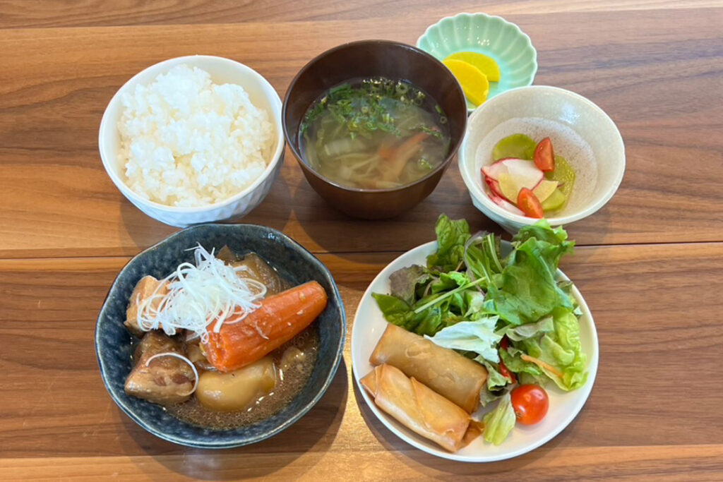 韓国風豚の煮物定食。富山県砺波市の定食・居酒屋サンタス食堂のフードメニュー。